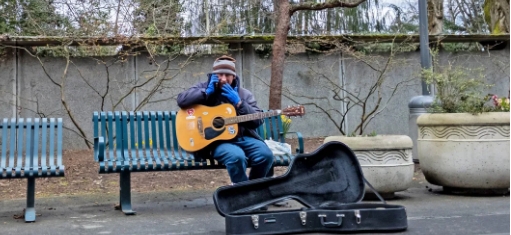 Mädchen hilft freundlichem, obdachlosem Gitarristen, jeden Monat 10.000 Euro zu verdienen, indem es auf Luxuspartys spielt – Story des Tages